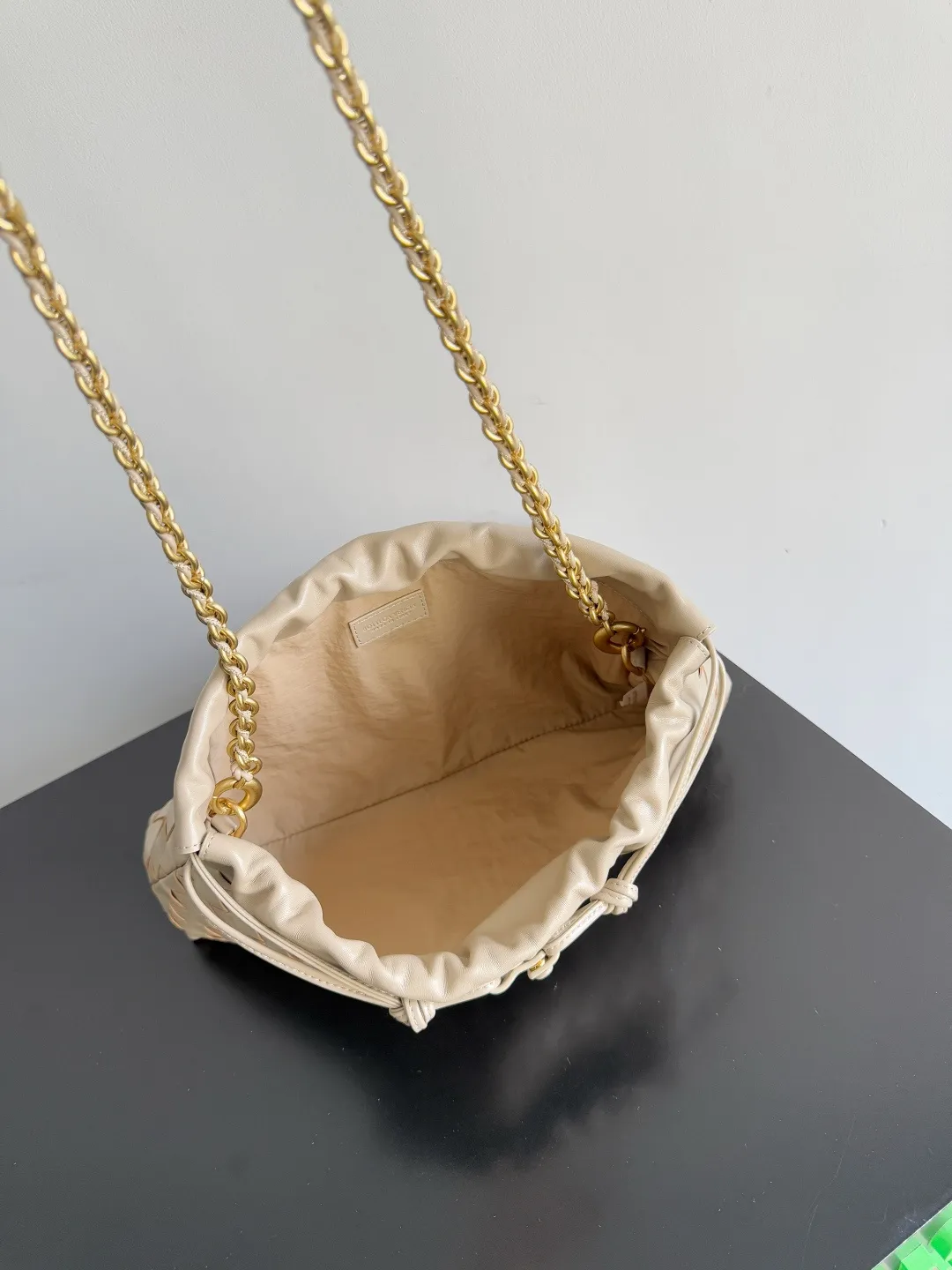 Batch 1680 BOTTEGA VENETA 2025 new women's Dustbag Notte clutch. Dustbag, which has been very popular since its launch, has a chain clause! ! The hand-carrying method is reminiscent of the classic bag type Pouch , light and elegant, the reserved drawstring design allows the bag to be used as an armpit bag, and the chain is longer, which is very suitable for sisters who like to free their hands and carry cross-body backpacks. No matter which way you carry it, you can change the back according to the occasion and your mood that day. It can make the overall outfit more fashionable🪄🪄The body of the bag has also been widened. It is the rainy season and the weather is hot. The bag can easily accommodate a small umbrella and water bottle. The lining is made of nylon, which is light and comfortable to carry, and is very suitable for summer use. Style number: 839394 Size: 33*19*8cm